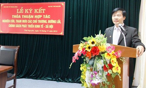 Đồng chí Bùi Văn Thạch, Phó Trưởng Ban Kinh tế Trung ương phát biểu tại buổi lễ.